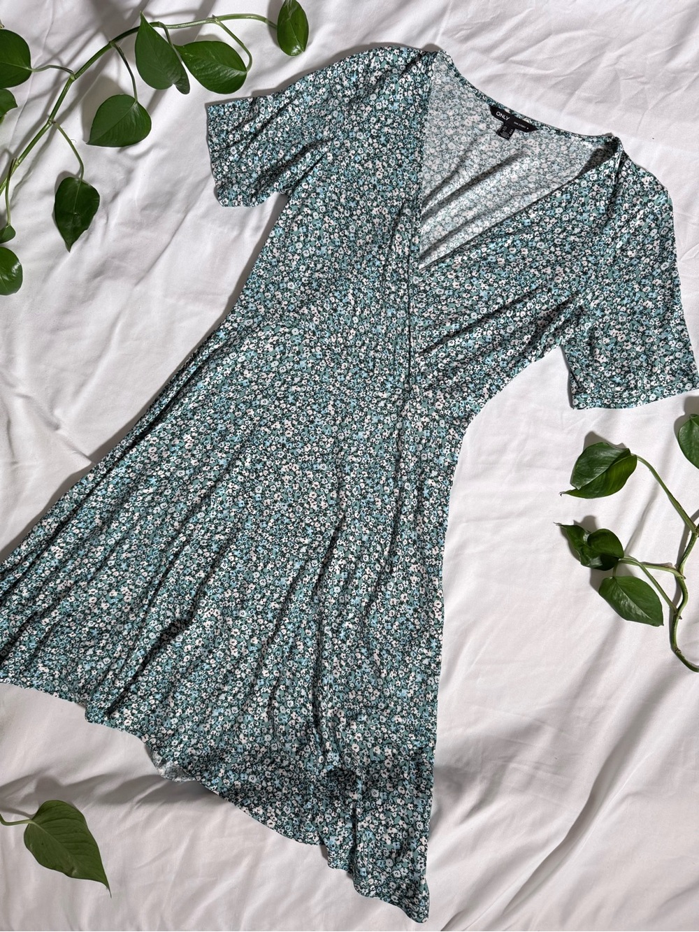 ONLY Wrap‑Style V-Neck Mini Dress Green Ditsy Floral Pattern | Size M